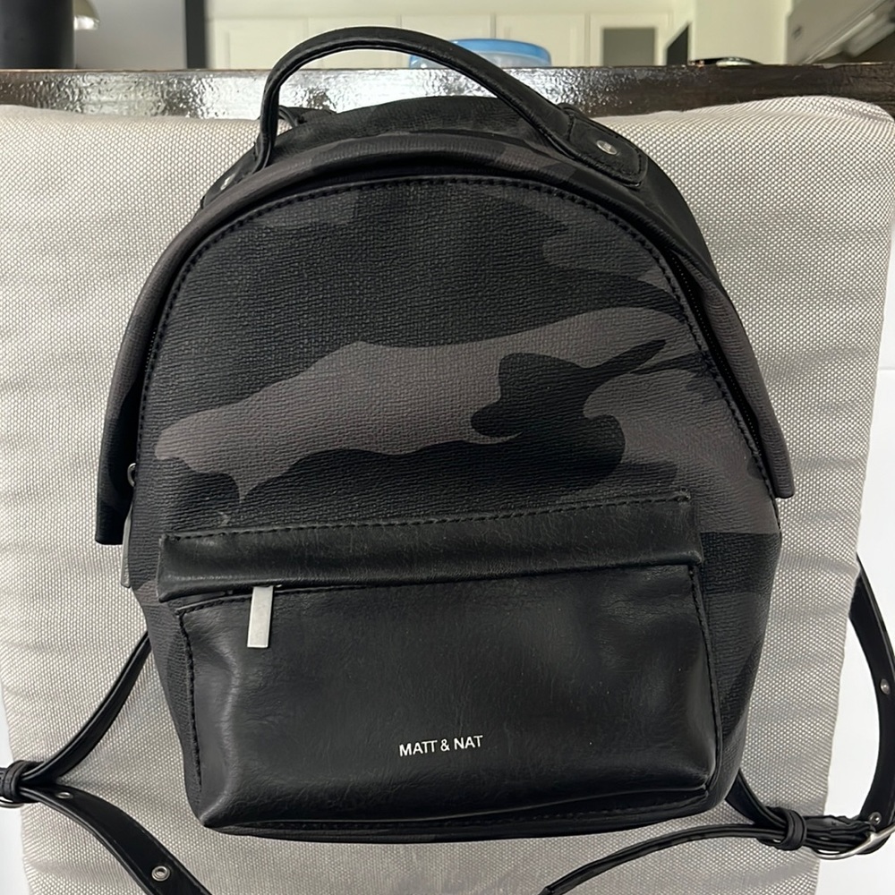 Matt & Nat backpack army